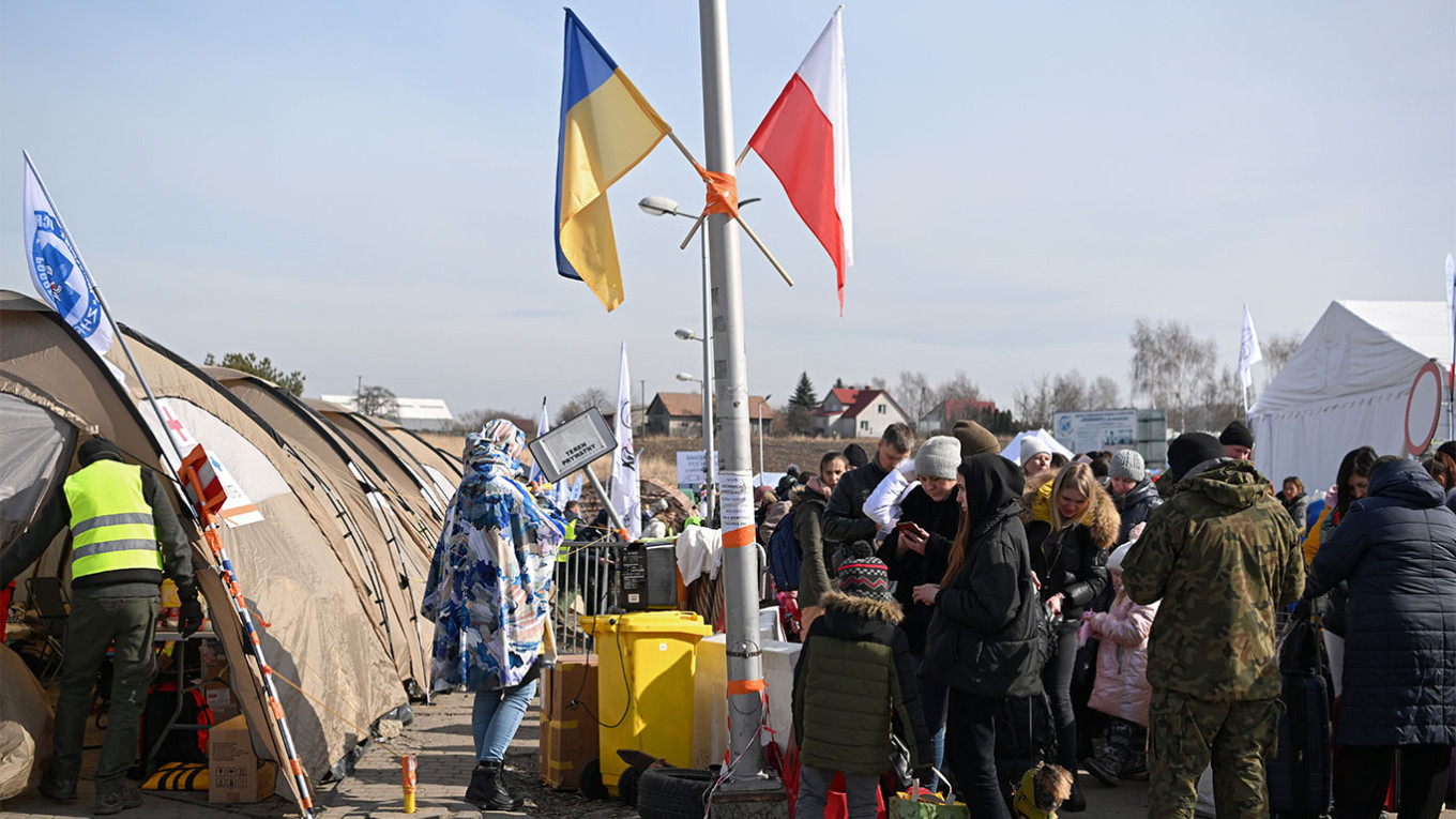 Украинец в польше. Украинские беженцы. Беженцы с Украины в России. Беженцы в Польше. Беженцы в Европе.