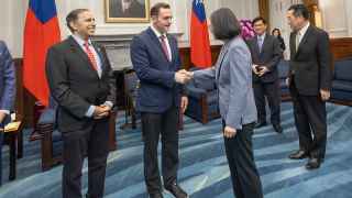 Президент Цай Инвэнь (справа) приветствовала двухпартийную делегацию из США